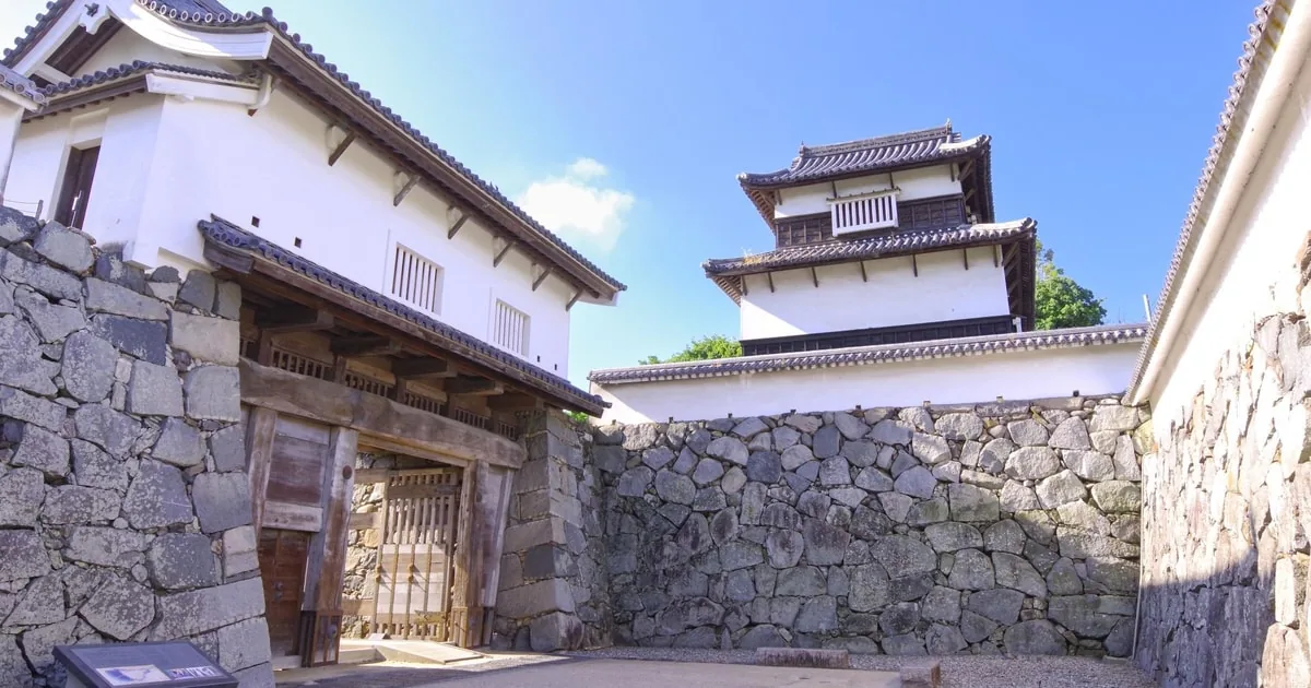 福岡城跡の石垣と白い櫓