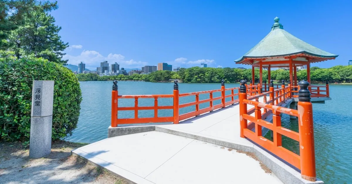 晴れた日の大濠公園、池に浮かぶ赤い浮見堂とその橋